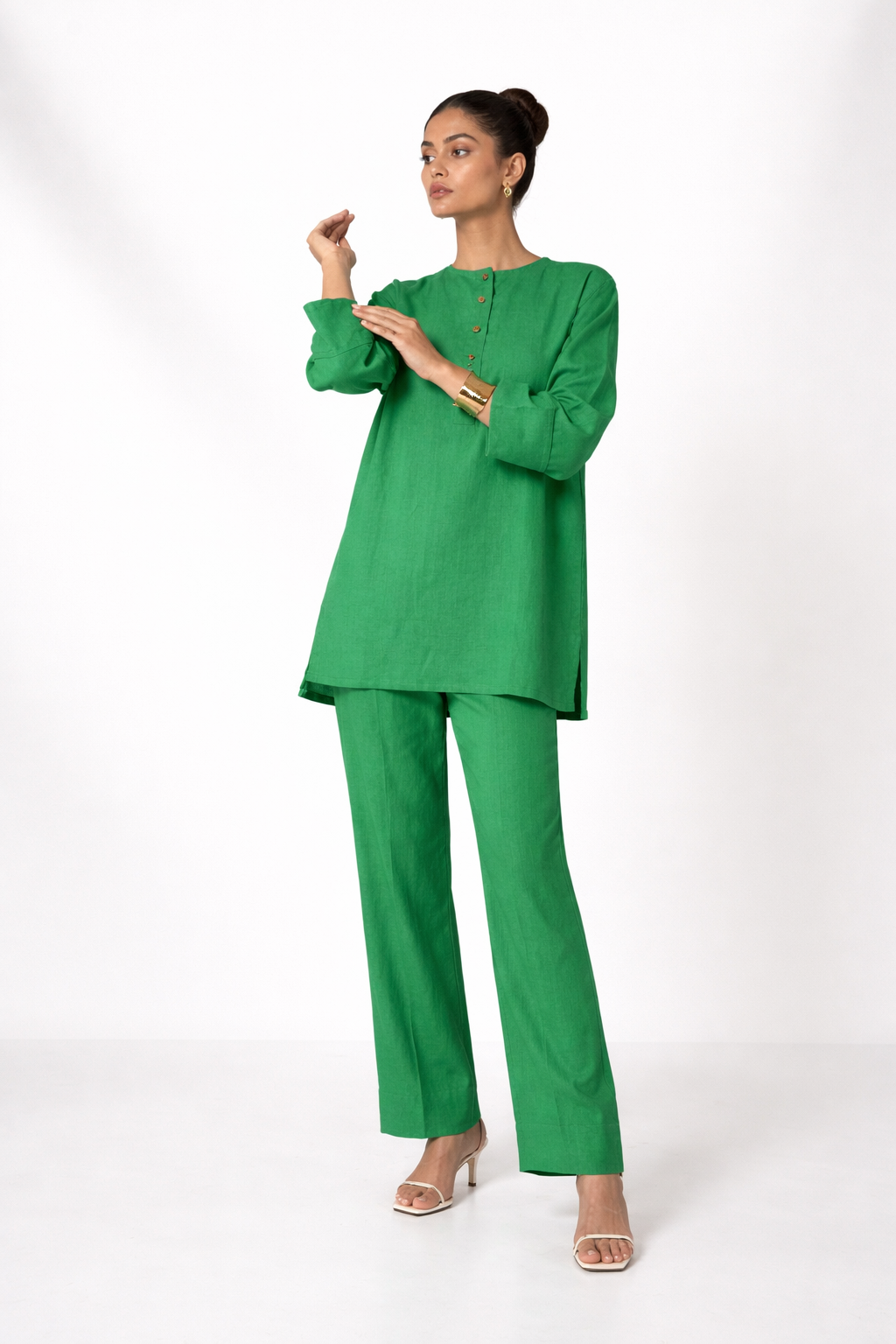 Green Linen Kurta and Straight-Leg Trousers – Women’s Linen Outfit Set