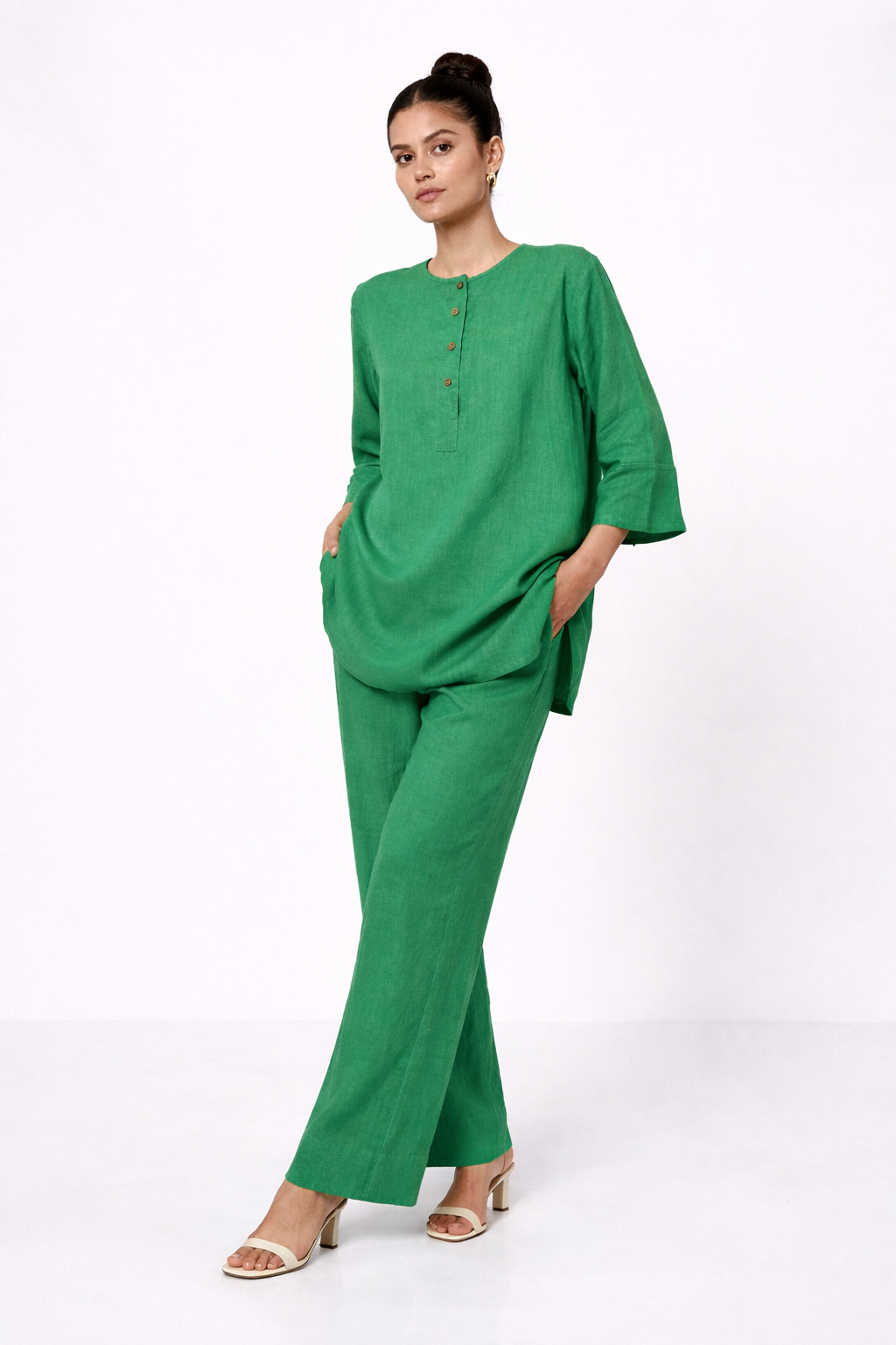 Harit Linen Kurta Set – Vibrant Green Linen Outfit for Women Side View