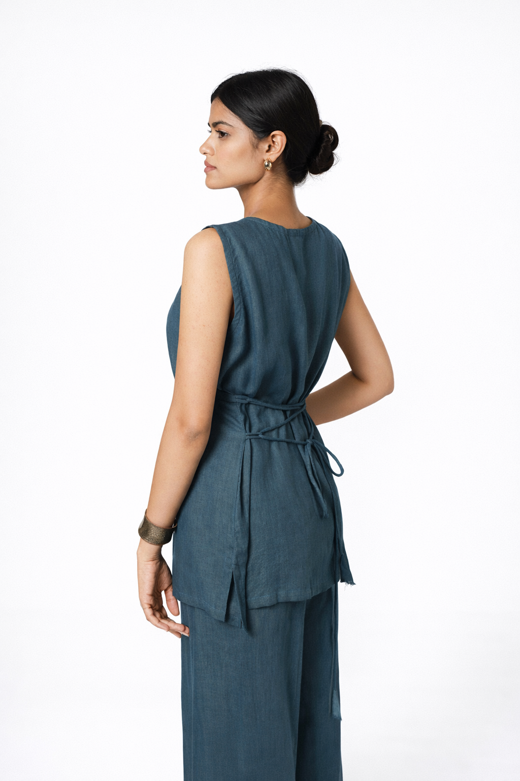Adjustable Tie-Back Detail – Indigo Linen Top in Women’s Linen Outfit Set