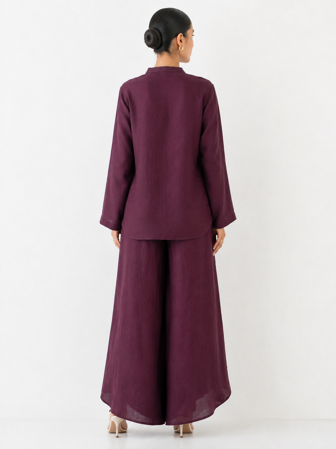 Veya dark plum linen set for women back view